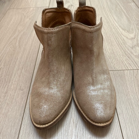 Exactly like the DIBA Skyler Glittery Gold ankle boots. Size 6.5 mint condition - Picture 2 of 5